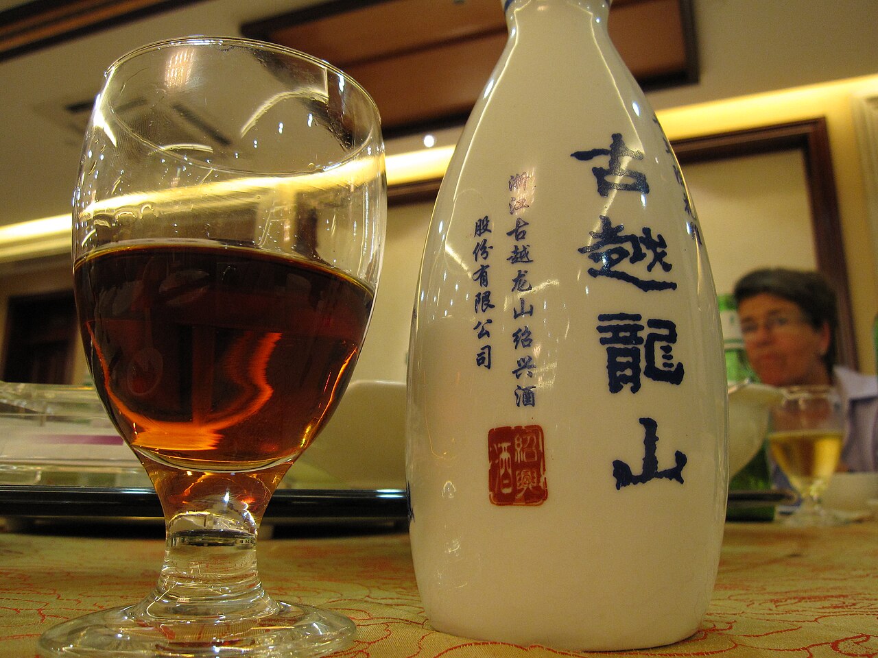 Reference photo of Shaoxing-style yellow rice wine in a glass and bottle